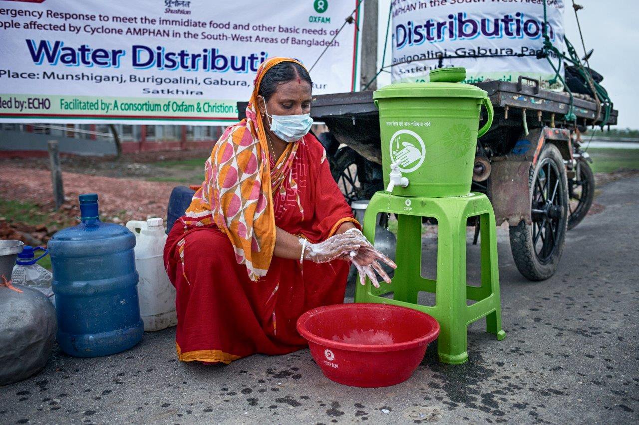 Renuka Rani, a participant of our humanitarian relief programme, washing her hands with the soap and water provided by Oxfam and Shushilan at a water distribution point. ‘Without this handwashing facility, it would be difficult for us to stay clean,’ Rani said.